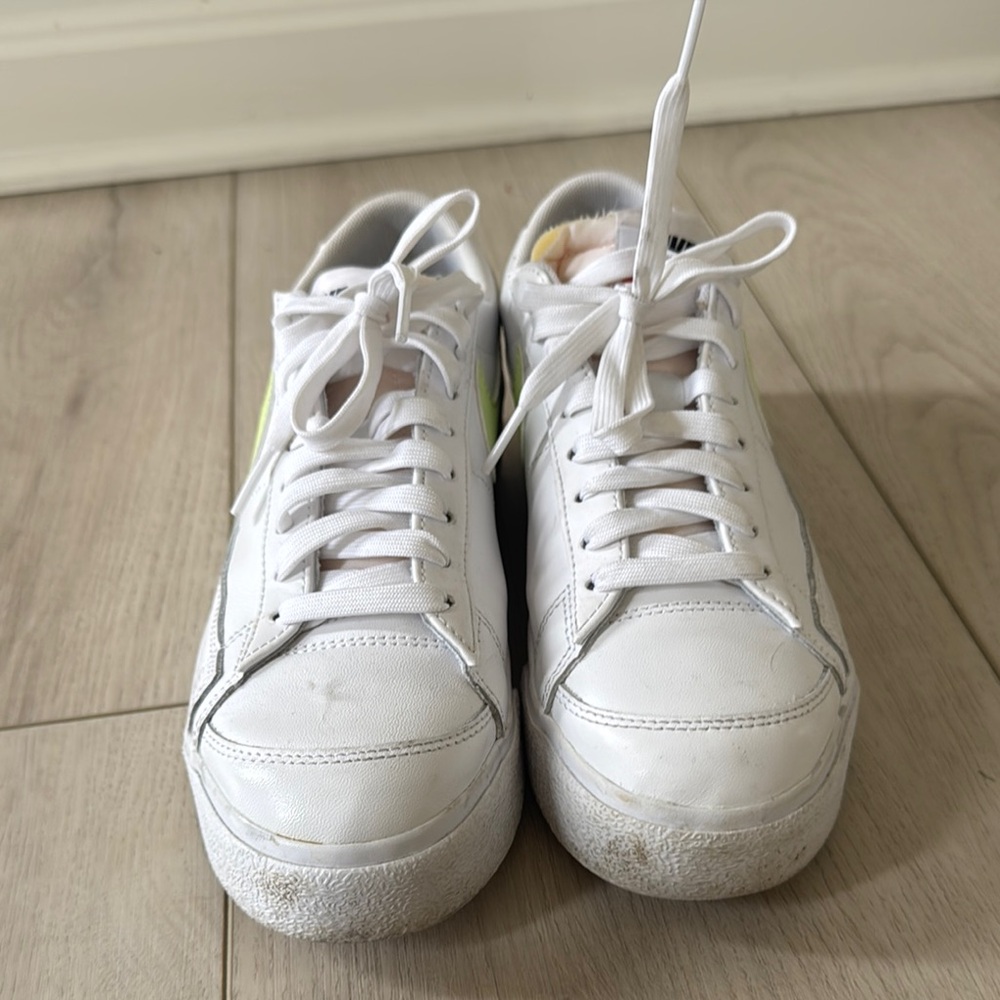 White Low-Top Nike Sneakers